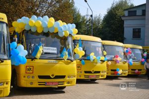 Шістнадцять нових автобусів вирушили до шкіл Донеччини