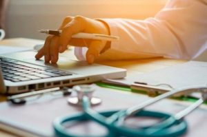 В Минздраве объяснили, что грозит врачам за подделку COVID-сертификатов