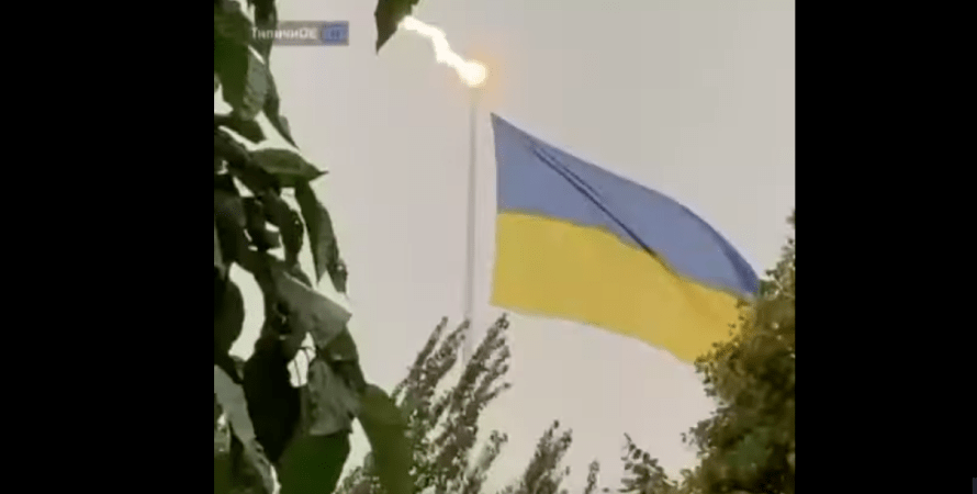 В Харькове в самый высокий флагшток Украины попала молния