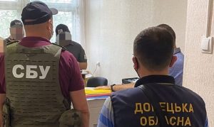 Должностное лицо миграционной службы уличили во взяточничестве, совмещенной с вымогательством