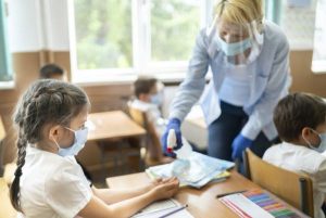 Вакцинация педагогов: как работают школы Донецкой области