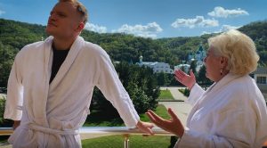 Неля Штепа появилась в халате на фоне Лавры в Святогорске. Она снялась в обзоре местной гостиницы