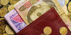 МВФ додавил Кабмин: украинцам “заморозят” зарплаты, а денег на индексацию пенсий не хватит