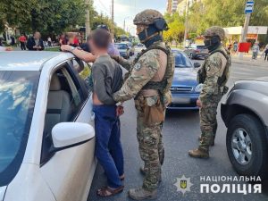 Оперативники затримали групу осіб за підозрою у скоєнні серії крадіжок з авто