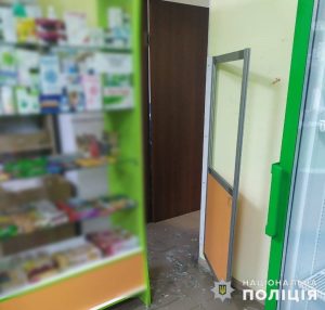 Напился и разбил двери в аптеке. Полиция задержала хулигана