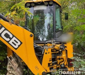 В Донецкой области двое мужчин украли трактор стоимостью 1,6 млн грн