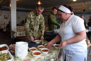 «Сытый воин – сильный воин», или как кормят украинских защитников на передовой