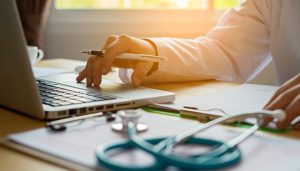 Больничные не оплатят при отстранении от работы из-за отказа от вакцинации от COVID-19