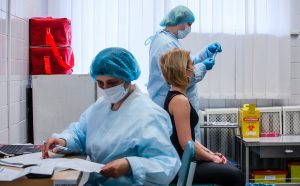 Вакцинация от COVID-19: кого и на сколько могут оштрафовать за отказ прививаться