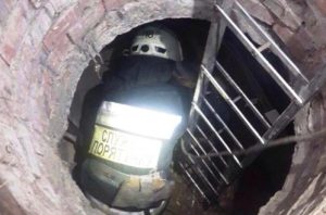 Краматорськ: бійці ДСНС врятували чоловіка, який впав у телекомунікаційний колодязь