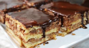 Простой пирог на кефире: яблочная начинка превращается в янтарный мед. Ароматный и пропитанный десерт