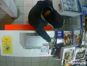 На Донетчине разбойник в балаклаве «обнес» магазин