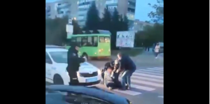 В полиции спустя сутки озвучили свою версию, как патрульный автомобиль сбил женщину с ребенком на пешеходном переходе