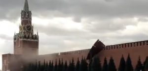 Природа против Кремля. От стены на Красной площади отвалился зубец: видео