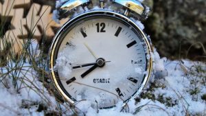 Переход на зимнее время 2021: когда и в последний ли раз