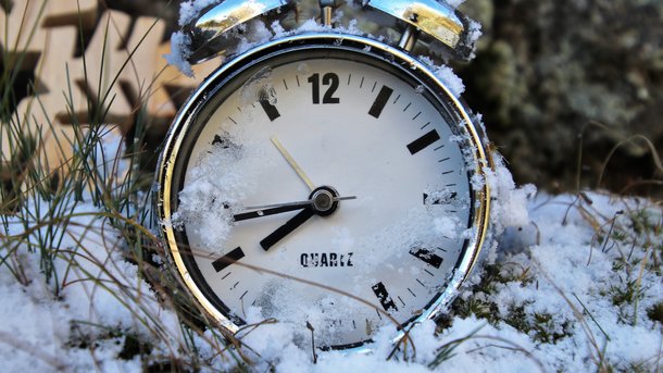 Переход на зимнее время 2021: когда и в последний ли раз