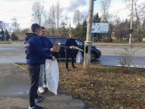 В Славянске прошла акция по ликвидации объявлений, вывешенных в неположенных местах