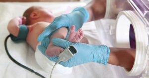 В Краматорском перинатальном центре на ИВЛ держат младенцев и рожениц с COVID-19 (видео)