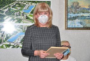 В Славянске семейному врачу вручили ордер на квартиру