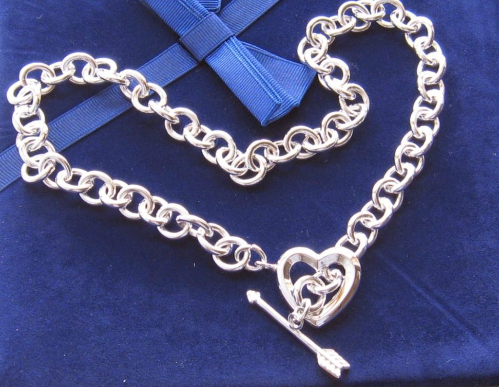 Знову засяє: кілька правил очищення срібного ланцюжка