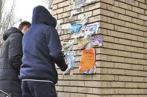 В Славянске сорвали бумажные объявления наклеенные в неположенных местах