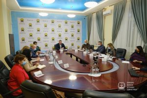 В Славянске деньги медикам будут выплачивать за счет зарплат чиновников