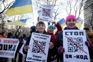 На плакатах противников вакцинации в Киеве оказались QR-коды партии «Единая Россия»
