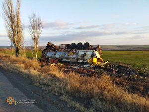 Автоцистерна перевернулась на Донетчине: поднимали с помощью крана