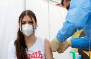 Прививать от коронавируса рекомендуют школьников и студентов на Донетчине