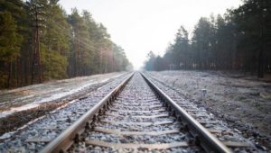 На рельсы в Славянске упал мужчина, его успели поднять