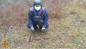 Поблизу с. Богородичне піротехніки  вилучили 2 артилерійських снаряда та 100 одиниць набоїв до стрілец