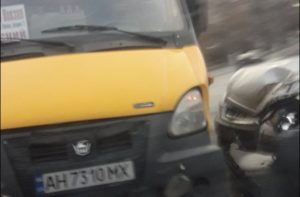 В Славянске авто “влетело” в маршрутку. Фото