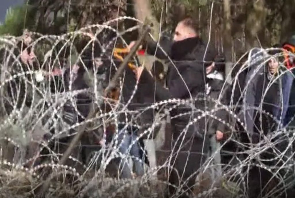 Польша отразила попытку прорыва границы нелегалами из Беларуси: на подходе новые группы. ВИДЕО