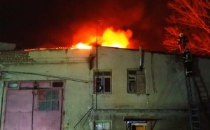 В Краматорске внезапно загорелось бывшее трамвайное депо