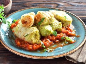 Ленивые голубцы из пекинской капусты в томатном соусе: рецепт сытного блюда на обед или ужин