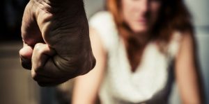 Міжнародний день боротьби з насильством проти жінок: чому жінки мовчать та куди звертатися за допомогою?