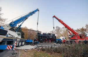 На привокзальной площади Краматорска установили памятник «Паровоз»