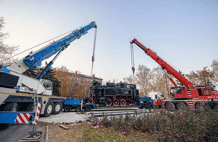 На привокзальной площади Краматорска установили памятник «Паровоз»