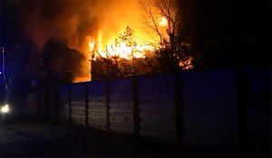 На Голубых озерах сгорел дом. Пожарные не смогли потушить. Видео