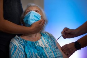 Свет в конце таблетки. Pfizer создал препарат, который лечит коронавирус — означает ли это конец пандемии?