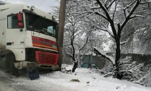 На трассе между Краматорском и Славянском фура, не вписавшись в поворот, наехала на опору ЛЭП