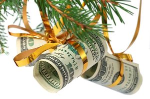 Что повесить на елку, чтобы улучшилось финансовое положение и другие приметы на Новый год