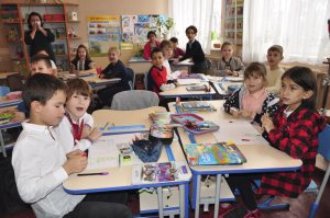 Славянские школы получили мебель и оргтехнику. На подходе – пищеблоки