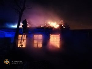 В Славянске горел цех по переработке вторсырья