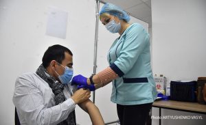 В Украине бустерные дозы могут вводить через девять месяцев после второй прививки — Ляшко