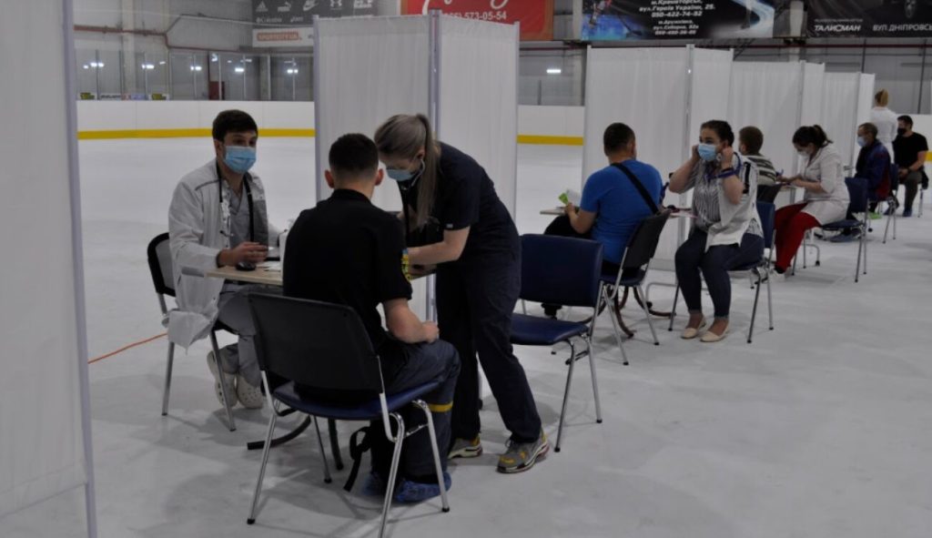 В Донецкой области в центрах COVID-вакцинации открывают пункты поддержки «Дії»