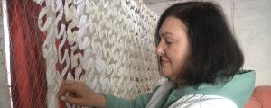 “Стрічка за стрічкою”. Волонтерки зі Слов’янська на власному подвір’ї плетуть маскувальні сітки