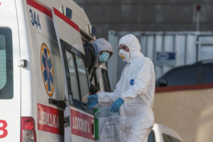 Когда нужно вызвать «скорую» при коронавирусе: названы симптомы