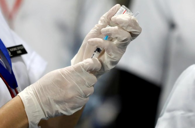 В Минздраве рассказали, кто и когда получит третью дозу вакцины от коронавируса в Украине