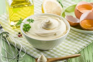 Самый вкусный и легкий майонез для салатов на Новый год: готовить всего 2 минуты